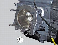 Removal of the cylinder/piston assembly