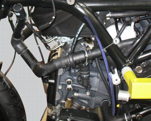 Positioning of the fuel tank breather and drain hoses