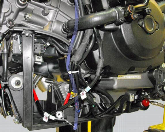 Positioning of the fuel tank breather and drain hoses