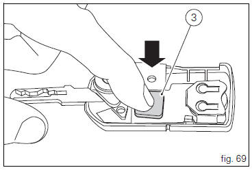 Replacing the battery in the active key