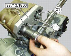 Removing of the cylinder head pulley/fixed tensioner