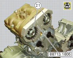 Refitting the cylinder heads pulleys/fixed tensioners