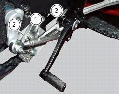 Adjusting the position of the gear change and rear brake pedals