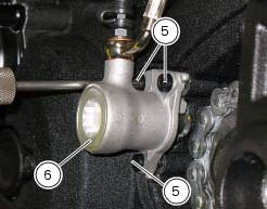 Draining the clutch hydraulic circuit