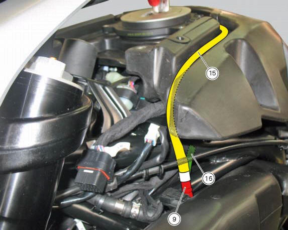 Positioning of the fuel tank breather and drain hoses