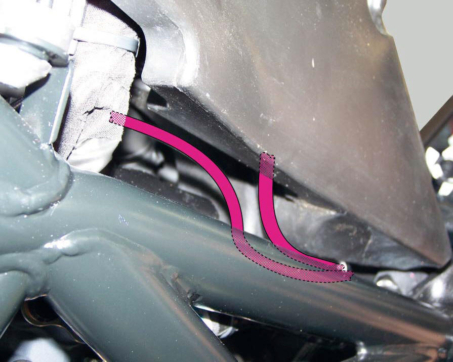 Positioning of the fuel tank breather and drain hoses