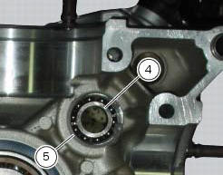 Refitting the alternator-side crankcase half