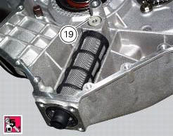 Refitting the alternator-side crankcase half